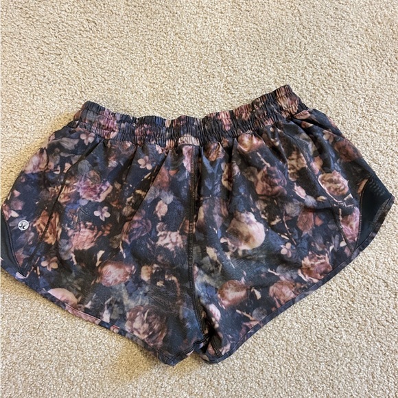 Lululemon hotty hot shorts 2.5 inch low waist size 8, fit more like a 6. - Picture 2 of 3